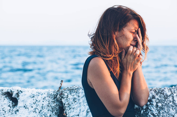 Jovem mulher sentindo-se triste pelo mar
 - Foto, Imagem