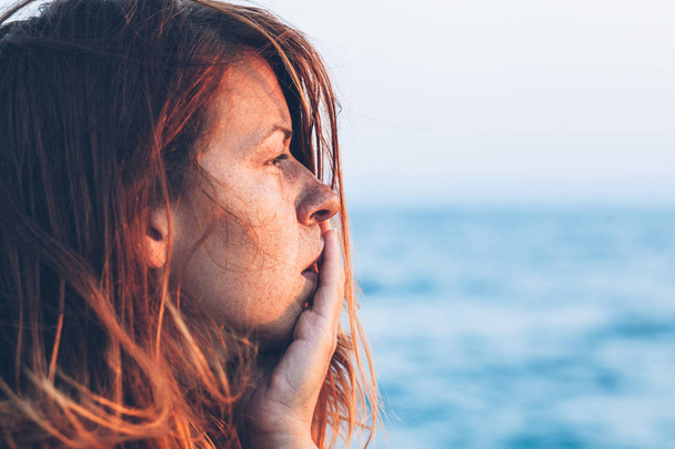 Молодая женщина грустит у моря
 - Фото, изображение