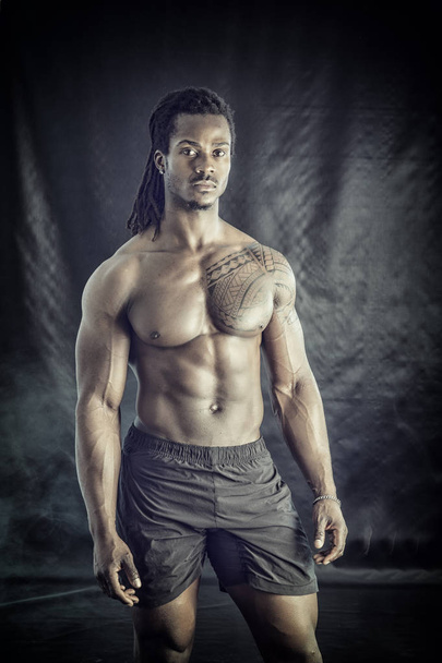 African American bodybuilder man, naked muscular torso - Fotoğraf, Görsel