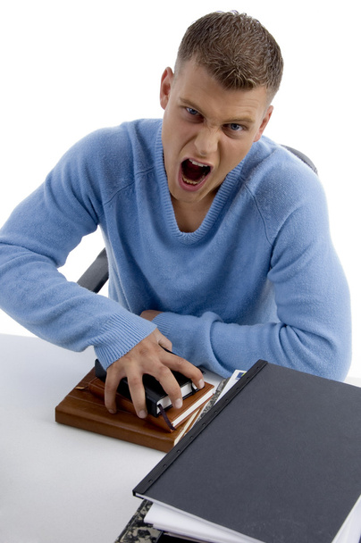Wütender junger Geschäftsmann am Schreibtisch - Foto, Bild