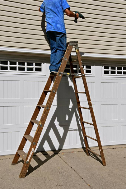 Uomo che lavora su una scala a gradini
 - Foto, immagini