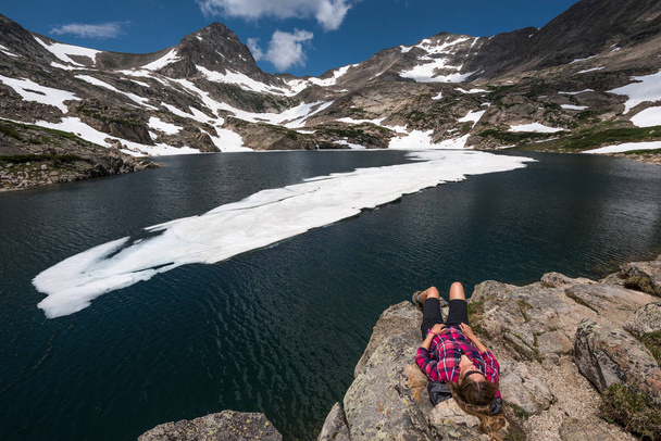 Tourist in Colorado Hiker Girl rests at Blue lake  - Fotó, kép
