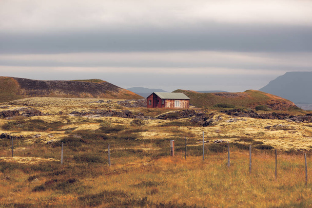 Pequeña casa de madera en Islandia paisaje
 - Foto, imagen