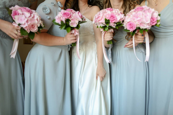 Νύφη με λουλούδια και υπηρέτριες  - Φωτογραφία, εικόνα