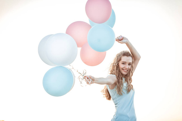 beautiful woman with flying multicolored balloons - Foto, imagen