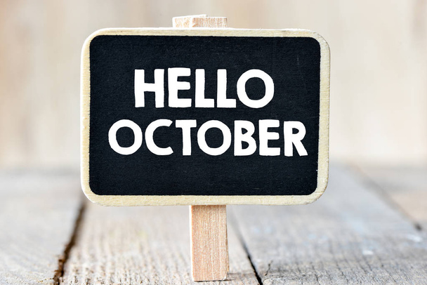 Hallo Oktober Zeichen auf schwarzer Tafel - Foto, Bild