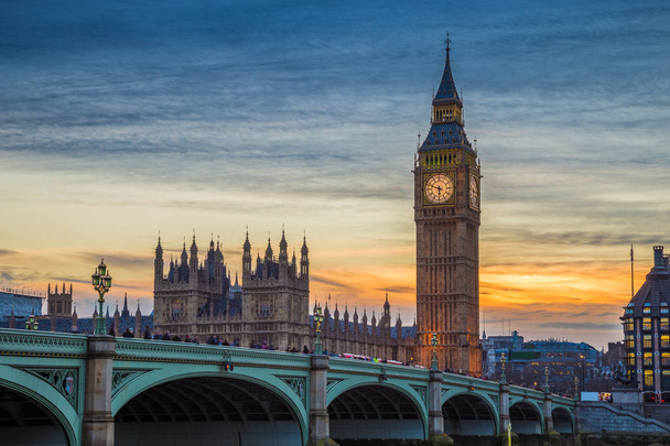 ロンドン、イギリス - 象徴的なビッグ ・ ベン、夕焼け空の美しい Parliamen 家とウェストミン スター橋 - 写真・画像