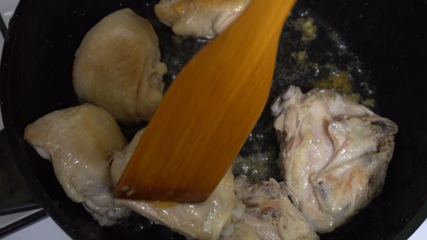 Muslos de pollo, alas, filete asado en una sartén en la cocina. Página de inicio Preparación de Pollo.El pollo se fríe en una gran cantidad de aceite de girasol con una corteza tostada
 - Imágenes, Vídeo