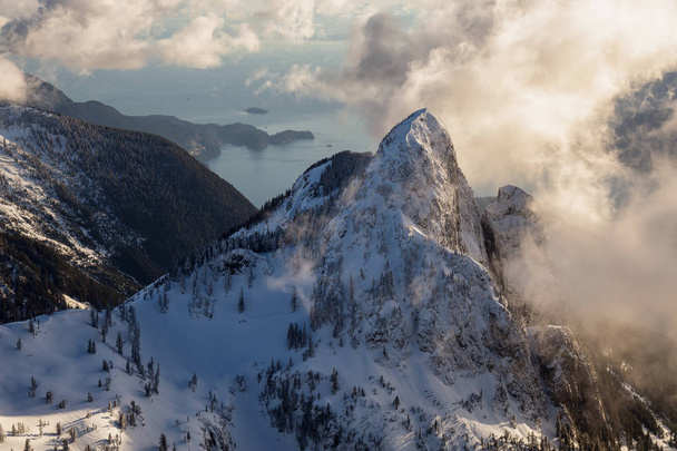 Montañas cubiertas de nieve - Foto, Imagen