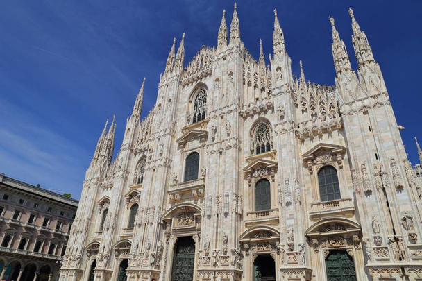 До знаменитого Міланського собору (Дуомо ді Мілано) в Мілані, Італія. - Фото, зображення