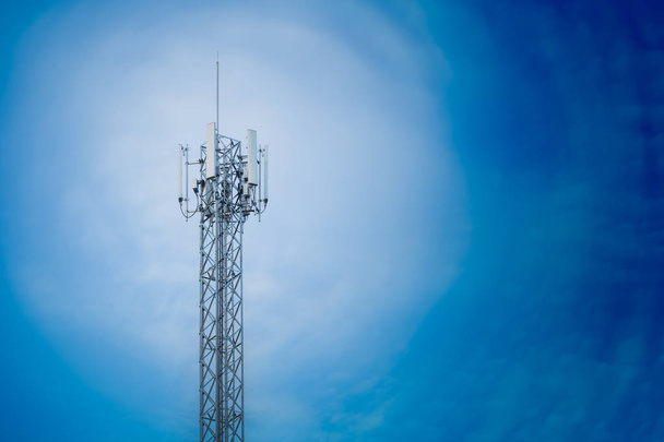 İletişim kulesi anten Tekrarlayıcı kule mavi gökyüzü - Fotoğraf, Görsel