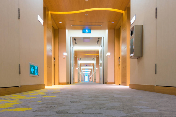 Perspektivní pohled na koridor chodník v luxusním hotelu - Fotografie, Obrázek