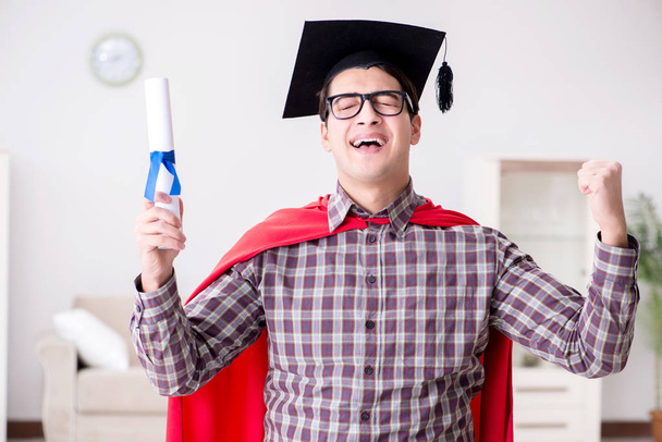 Süper kahraman öğrenci havan topu şapkası takarak mezun oluyor. - Fotoğraf, Görsel