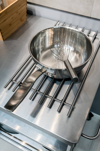 Срібний металевий вуса в сковороді з нержавіючої сталі
 - Фото, зображення