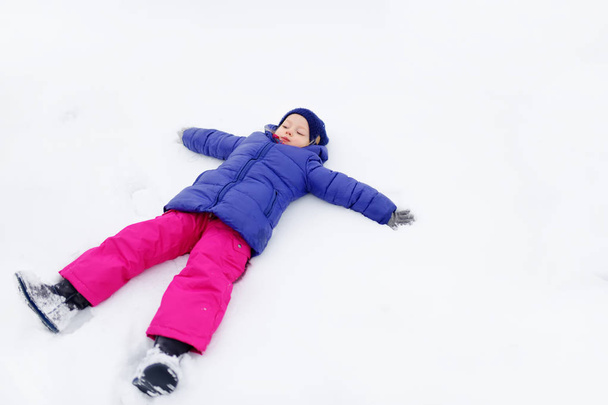 little girl in winter park - Foto, Bild