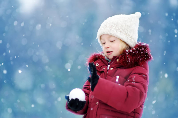 little girl in winter park - Zdjęcie, obraz