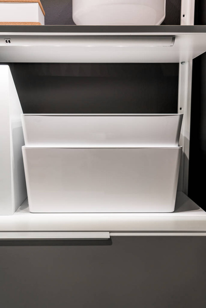 Almacenamiento blanco cerrado en el estante y cajón en el armario de la walkin
  - Foto, Imagen