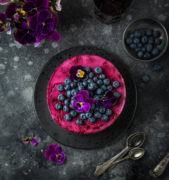 no baked blueberry mousse cake on dark background, selective foc - Foto, Bild