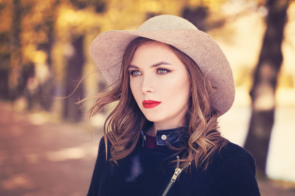 Φθινόπωρο μοντέλο γυναίκα, φορώντας γκρι καπέλο σε εξωτερικούς χώρους - Φωτογραφία, εικόνα