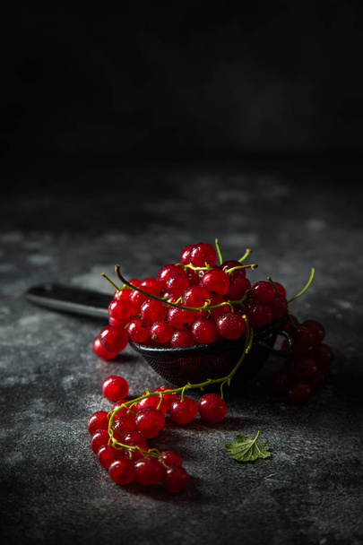 fresh red currant on black background - Fotoğraf, Görsel