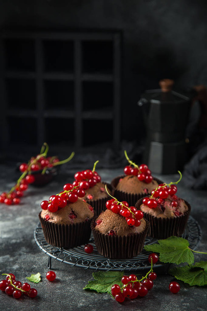 delicious red currant and chocolate  muffins - Фото, изображение