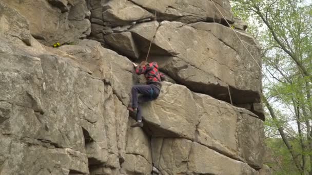 Niño escalador de roca
 - Metraje, vídeo