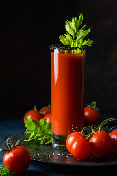 ποτήρια χυμό ντομάτας, σερβίρεται με αγγούρι και σέλινο - Φωτογραφία, εικόνα