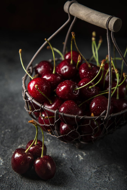 fresh sweet cherry on basket - Valokuva, kuva