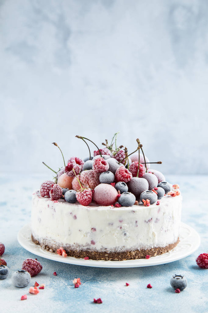 delicious ice cream cake with frozen berries - Foto, Imagen