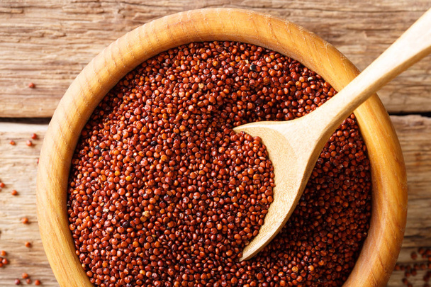 Tekstuuri raaka punainen kvinoa makro puinen kulhoon. Vaaka
 - Valokuva, kuva