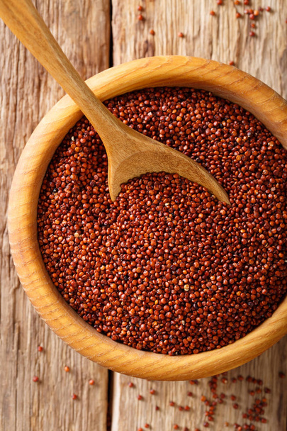 Textura syrového červeného quinoa makra v dřevěné misce. Vertikální t - Fotografie, Obrázek