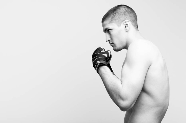 Young boxer ready to punch - 写真・画像
