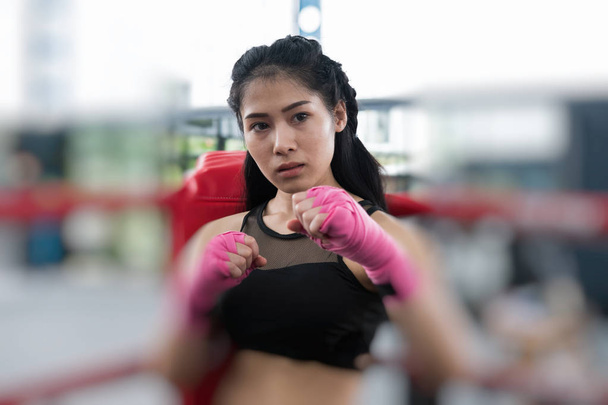 Młoda kobieta stwarzających w stanowisko bojowe w centrum fitness. bo Kobieta - Zdjęcie, obraz