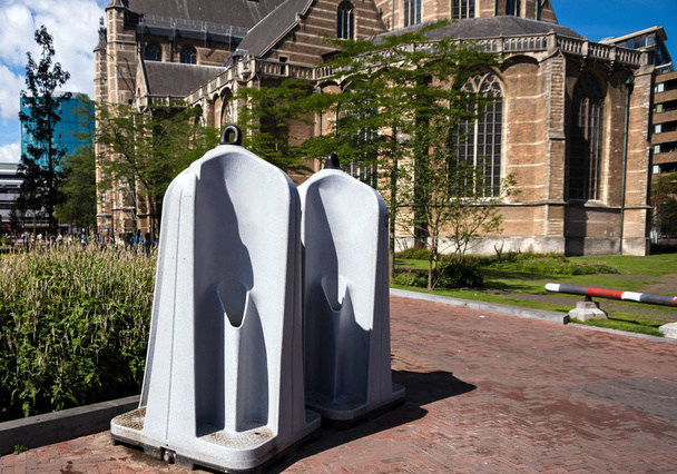 Aseos urinarios temporales portátiles masculinos en Rotterdam
 - Foto, imagen