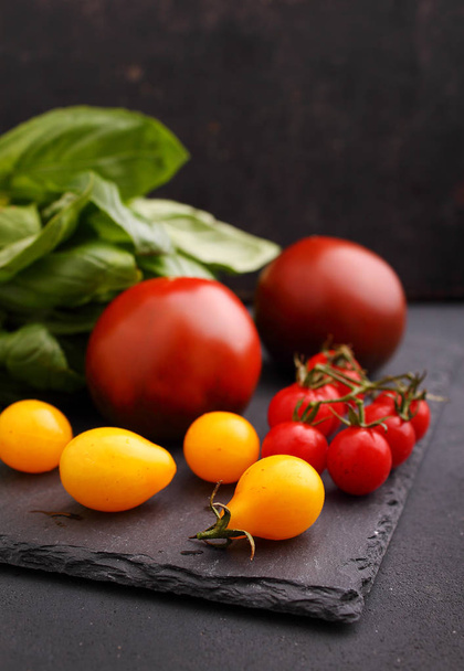 hojas de albahaca con tomates
  - Foto, imagen