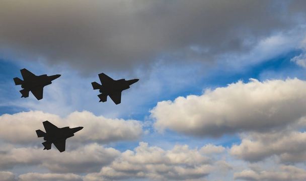 Siluety tří letadel f-35 proti modrou oblohu a bílé mraky - Fotografie, Obrázek