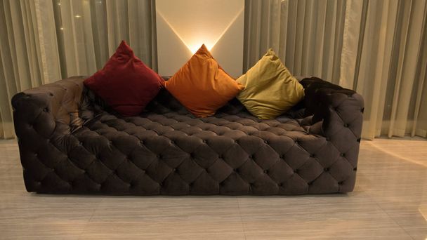 καφέ βελούδινο καναπέ στο σαλόνι πολυτελείας - Φωτογραφία, εικόνα