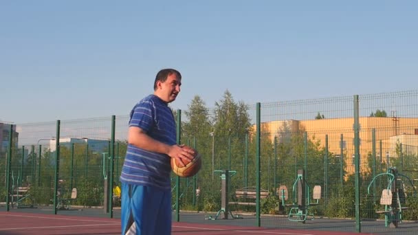 Guy játék a kosárlabda - Felvétel, videó