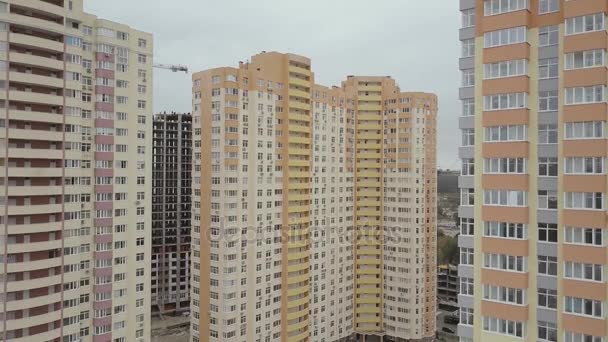 Вид с воздуха. Комплекс новых многоэтажных жилых домов в городе. Камера отключена.
 - Кадры, видео