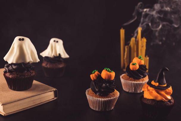 Halloween Cupcakes und Kerzen    - Foto, Bild