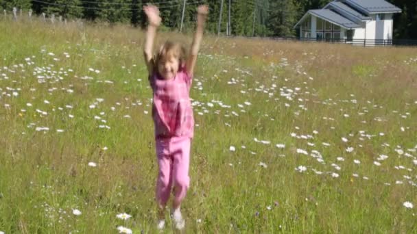 Παιδί άλμα στο χαμομήλι field πρωί καλοκαιριού - Πλάνα, βίντεο