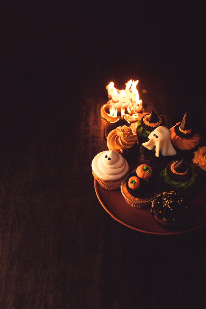 cupcakes d'Halloween et bougies allumées
 - Photo, image