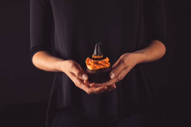 person holding halloween cupcake - Фото, изображение