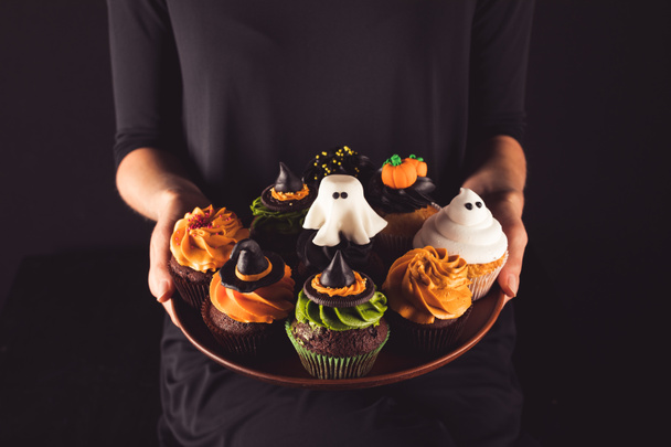 osoba posiadająca halloween cupcakes - Zdjęcie, obraz
