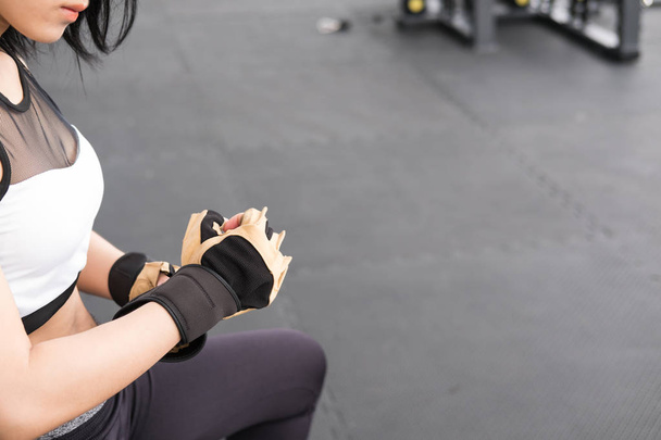 Młoda kobieta w rękawiczkach w centrum fitness. lekkoatletka pre - Zdjęcie, obraz
