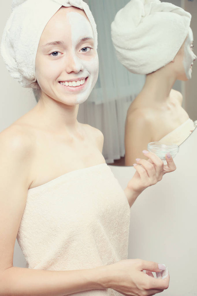  Mädchen setzt die Gesichtsmaske auf - Foto, Bild