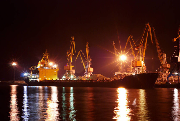 夜の商業港 - 写真・画像