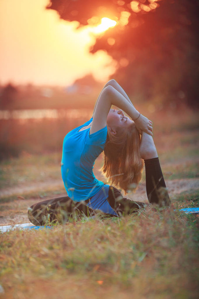 piękna kobieta robi joga na zewnątrz na zielonej trawie - Zdjęcie, obraz