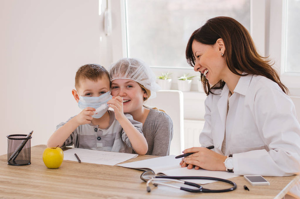 Doctor and kids playing at clinic - Фото, изображение