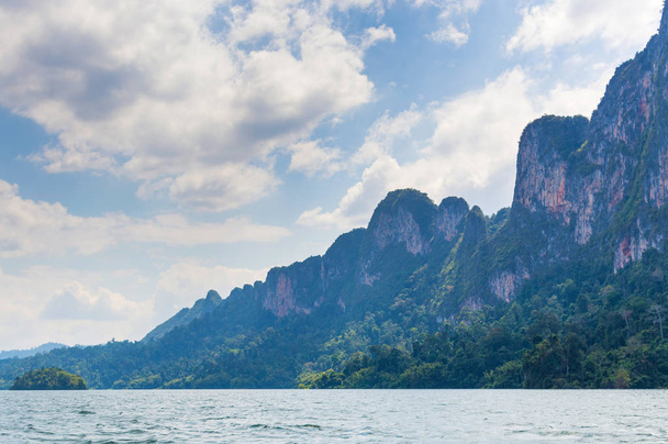 На плотине Ратарапха в национальном парке Кхао Сок, провинция Сурат Тани, Таиланд - Фото, изображение